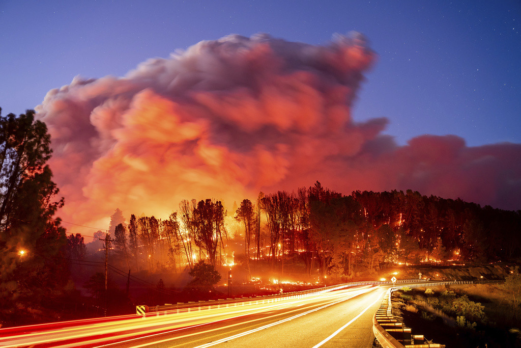 En la imagen, tomada con un tiempo de exposición prolongado, el incendio Park arde a lo largo de la Carretera 32, en la comunidad de Forest Ranch del condado de Butte, California, el jueves 25 de julio de 2024. (AP Foto/Noah Berger)