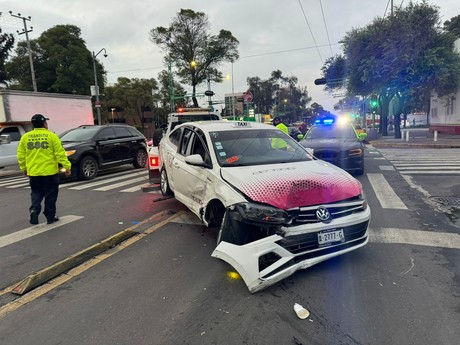 Taxi impactado en Eje Central: Un herido y un detenido