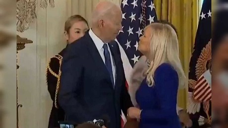 ¿Joe Biden a punto de serle infiel a su esposa? (VIDEO)