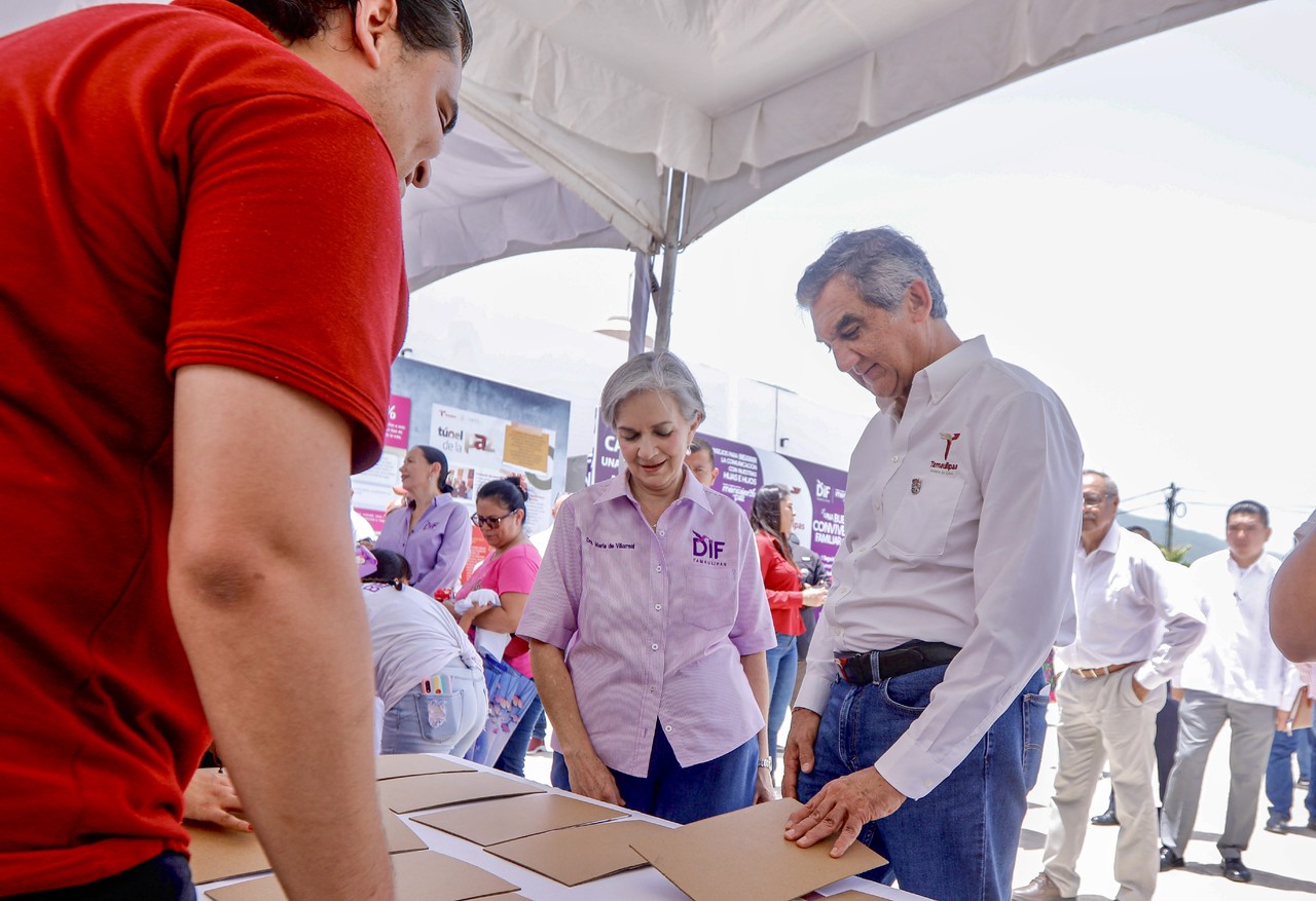 Gobernador y presidenta del DIF constataron las actividades que se llevan a cabo en el curso de verano Vive la Paz. Foto: Agencia