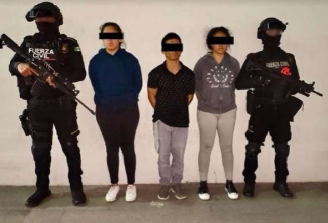 Los tres hermanos tras haber sido detenidos por elementos de Fuerza Civil. Foto: Periódico El Regio.