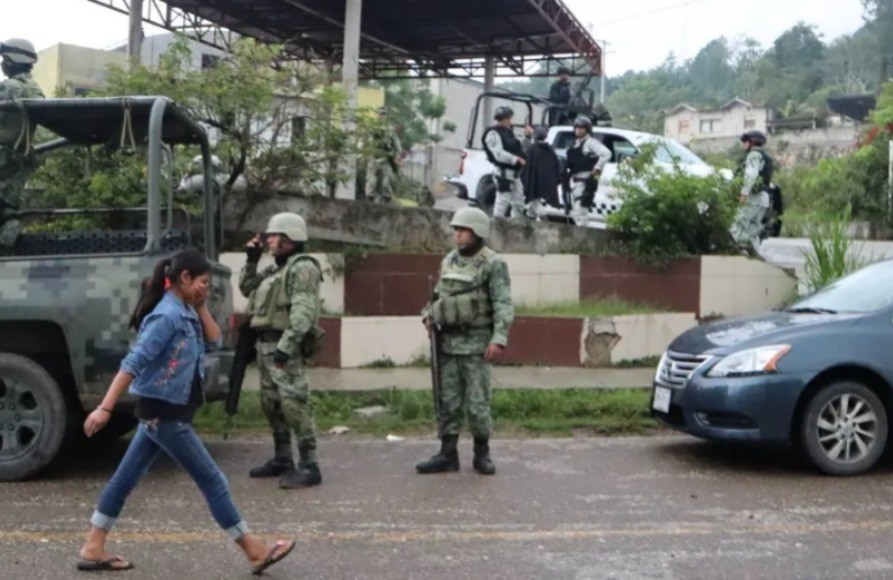 Soldados cercando la zona donde ocurrió el ataque. Foto: SinEmbargo.