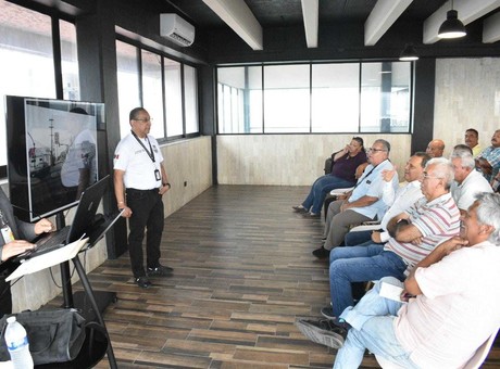 Taxistas de Monterrey estudian Reglamento Homologado en plática de seguridad vial