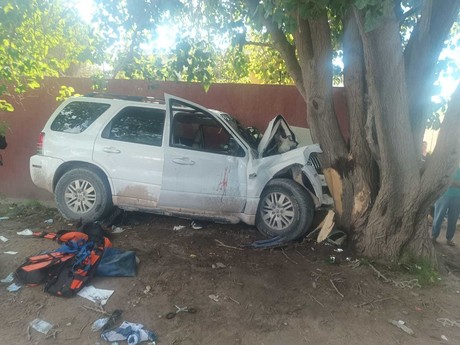 Niño de 13 años impacta camioneta contra un árbol; hay 5 lesionados