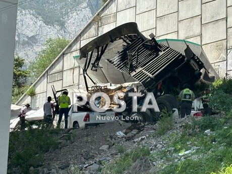 Cae tráiler de puente tras chocar en la autopista Monterrey-Saltillo
