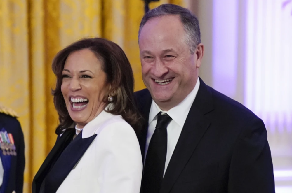 La vicepresidenta estadounidense Kamala Harris con su esposo Doug Emhoff en la Casa Blanca. (Foto AP/Manuel Balce Ceneta)