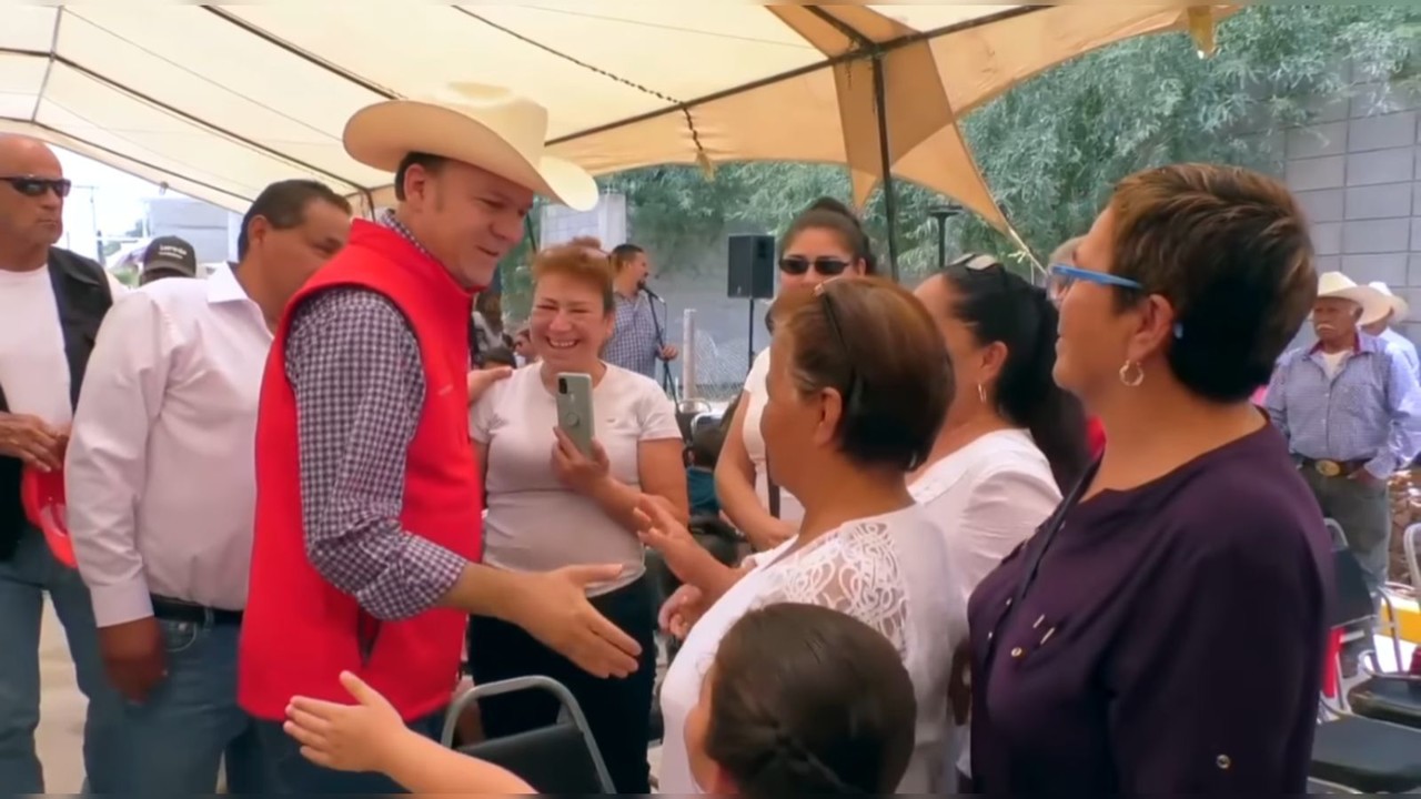 El Gobernador saludando a mujeres duranguenses. Foto: Captura de pantalla.