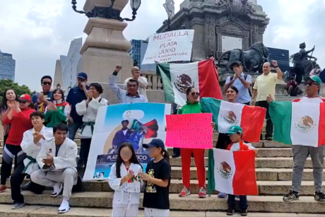 Aficionados festejan en el Ángel de CDMX la plata histórica de Prisca Awiti