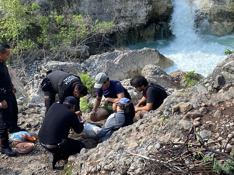 Estaban de paseo en la cascada, pero se lastima rodilla y terminan en hospital