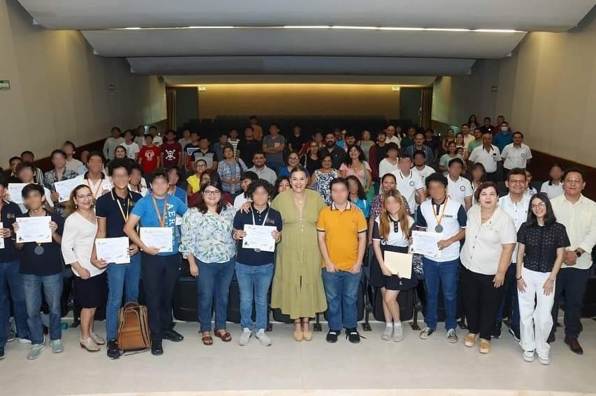 Patrón Laviada asistió a la premiación de la XXXV Olimpiada Nacional de Física, Fase Estatal-Yucatán 2024 Foto: Cortesía