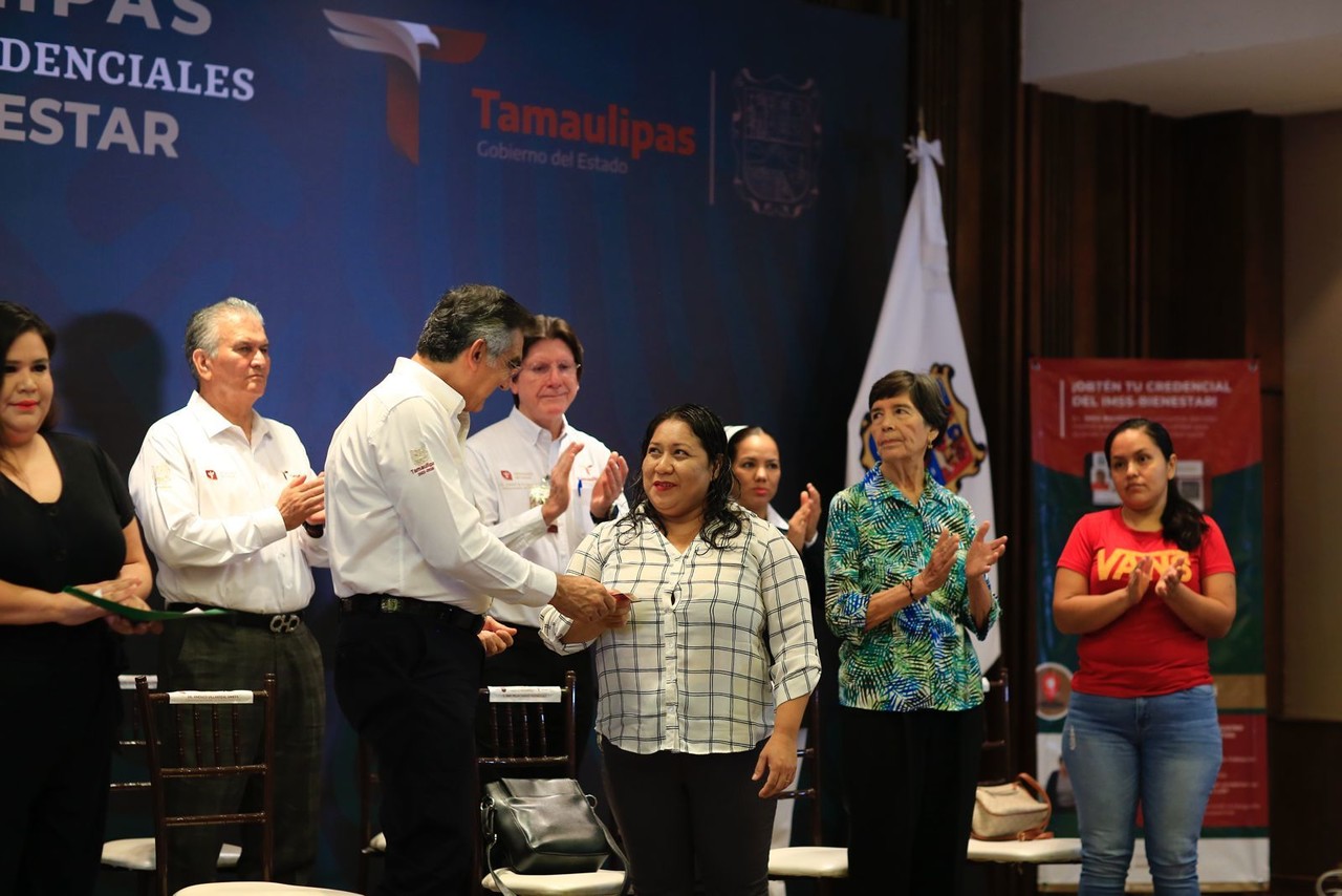 El gobernador Américo Villarreal entregó las primeras credenciales para los beneficiarios del sistema IMSS Bienestar en Tamaulipas. Foto: Gobierno de Tamaulipas