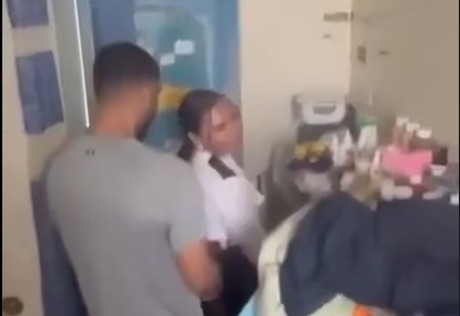 Detienen a custodia por mantener relaciones sexuales con un preso (VIDEO)