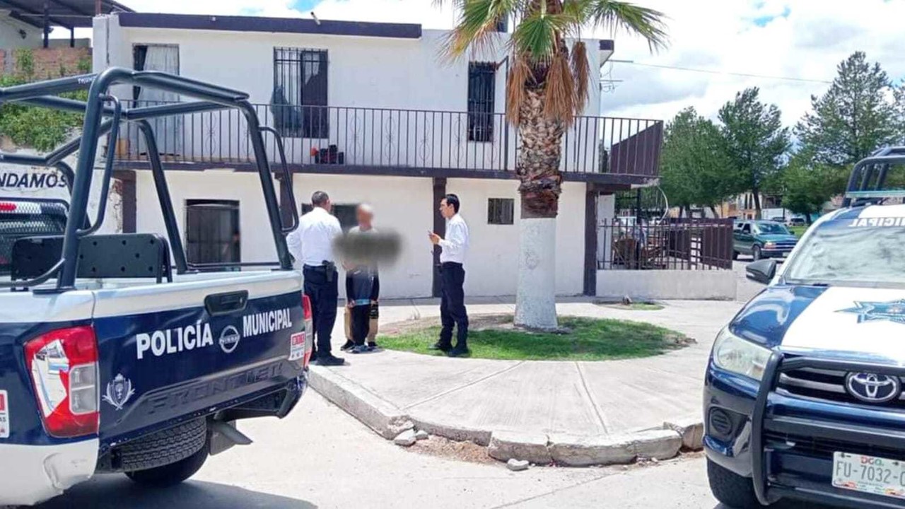 Un niño fue devuelto a sus padres por elementos de la Secretaría de Seguridad Pública después de estar extraviado en la zona centro de este municipio. Foto: Facebook/ SSP Durango.