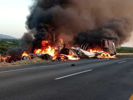 Cierran autopista a Laredo por choque de tráileres; hay un muerto