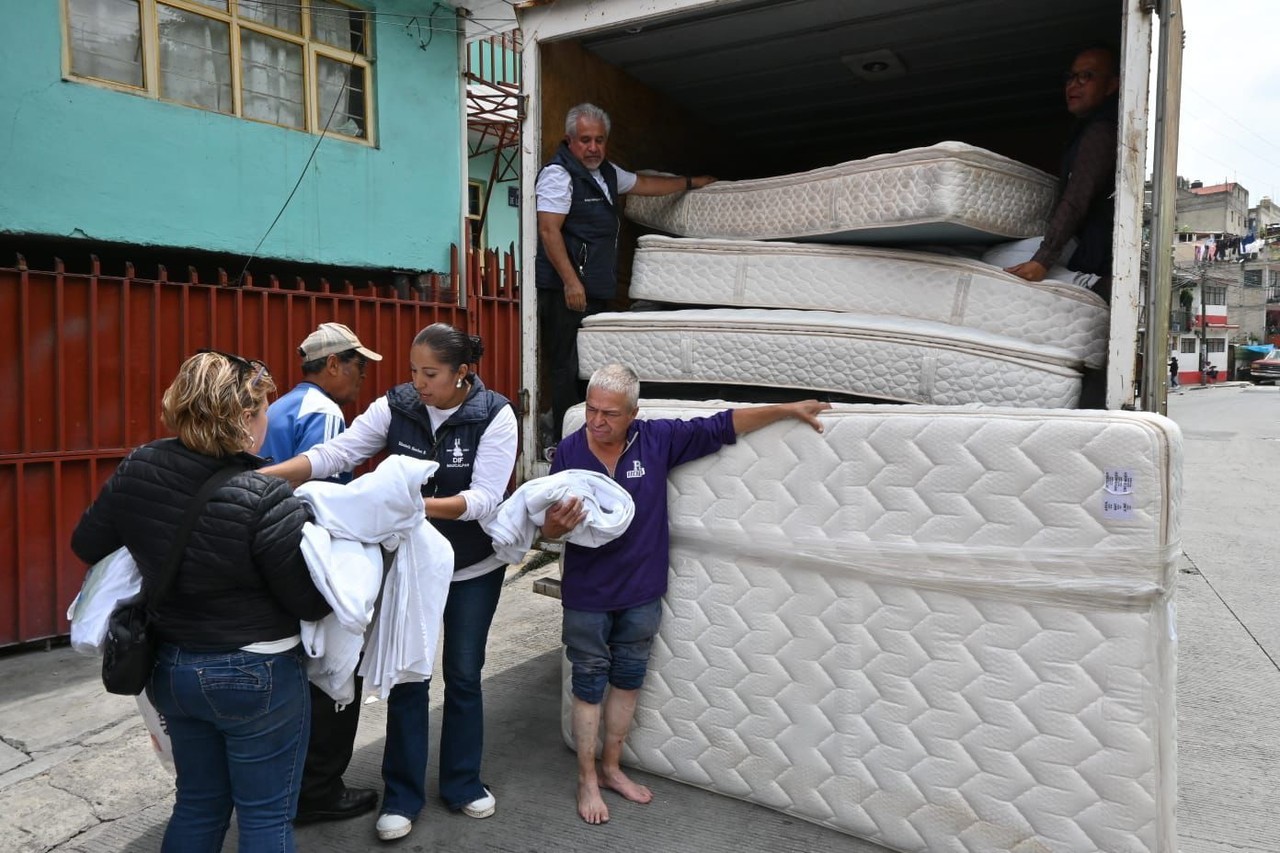 Los afectados recibieron artículos de primera necesidad y alimentos, tras sufrido inundación en sus viviendas por la fuerte lluvia del 21 de agosto. Foto: Gob. de Naucalpan