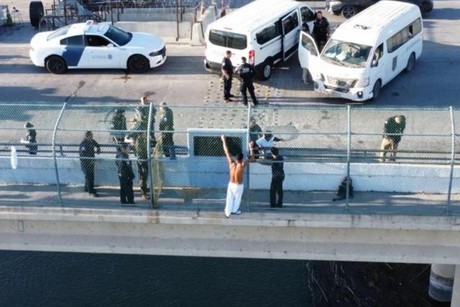 Migrante intenta arrojarse al Río Bravo desde Puente Internacional II en Piedras