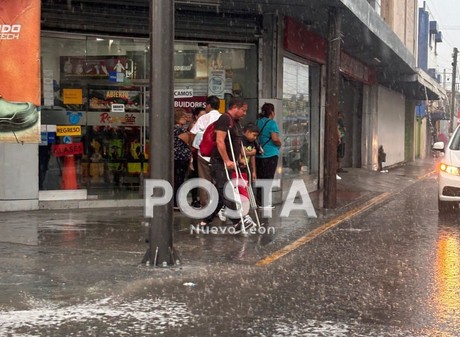 Diluvio toma por sorpresa a más de uno e inunda Monterrey