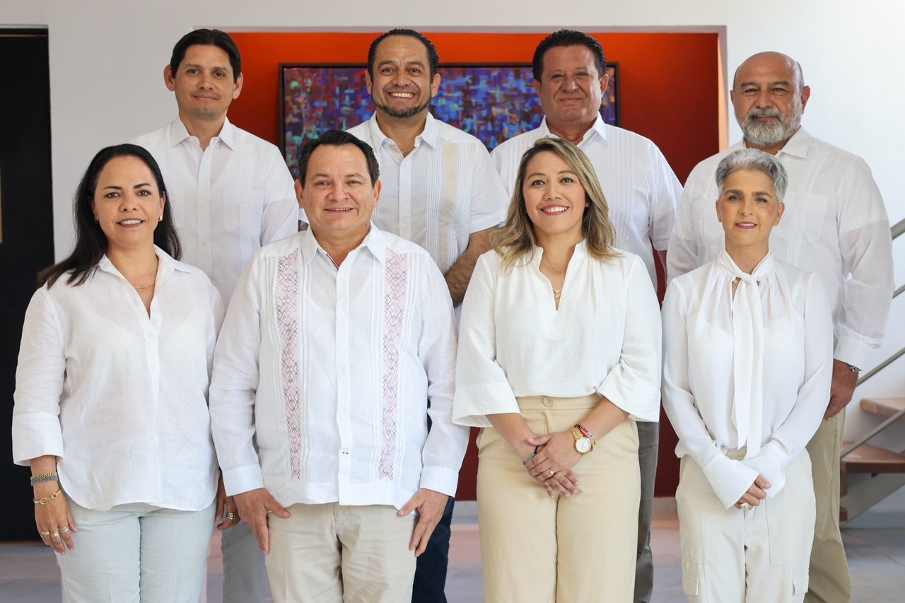 Joaquín Diaz Mena, junto a los integrantes de la Entrega-Recepción Constitucional. Foto: Cortesía