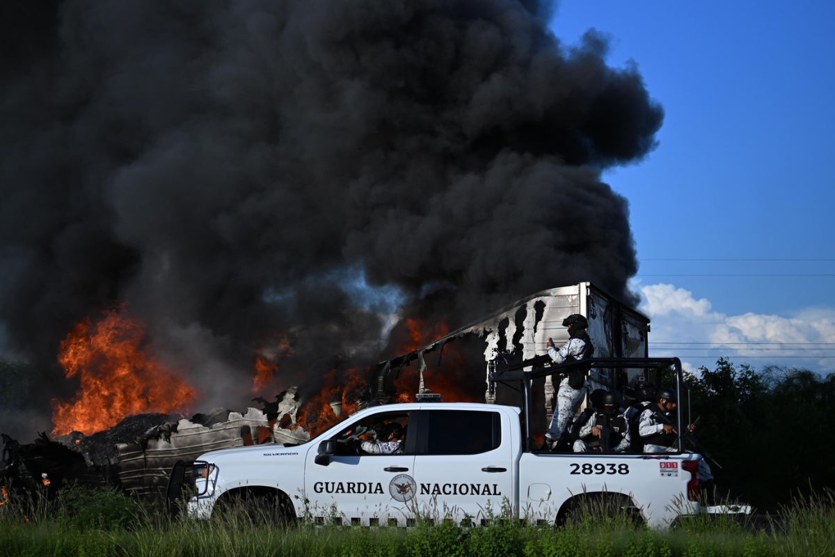 Vehículo incendiado en Culiacán. Foto: El Debate