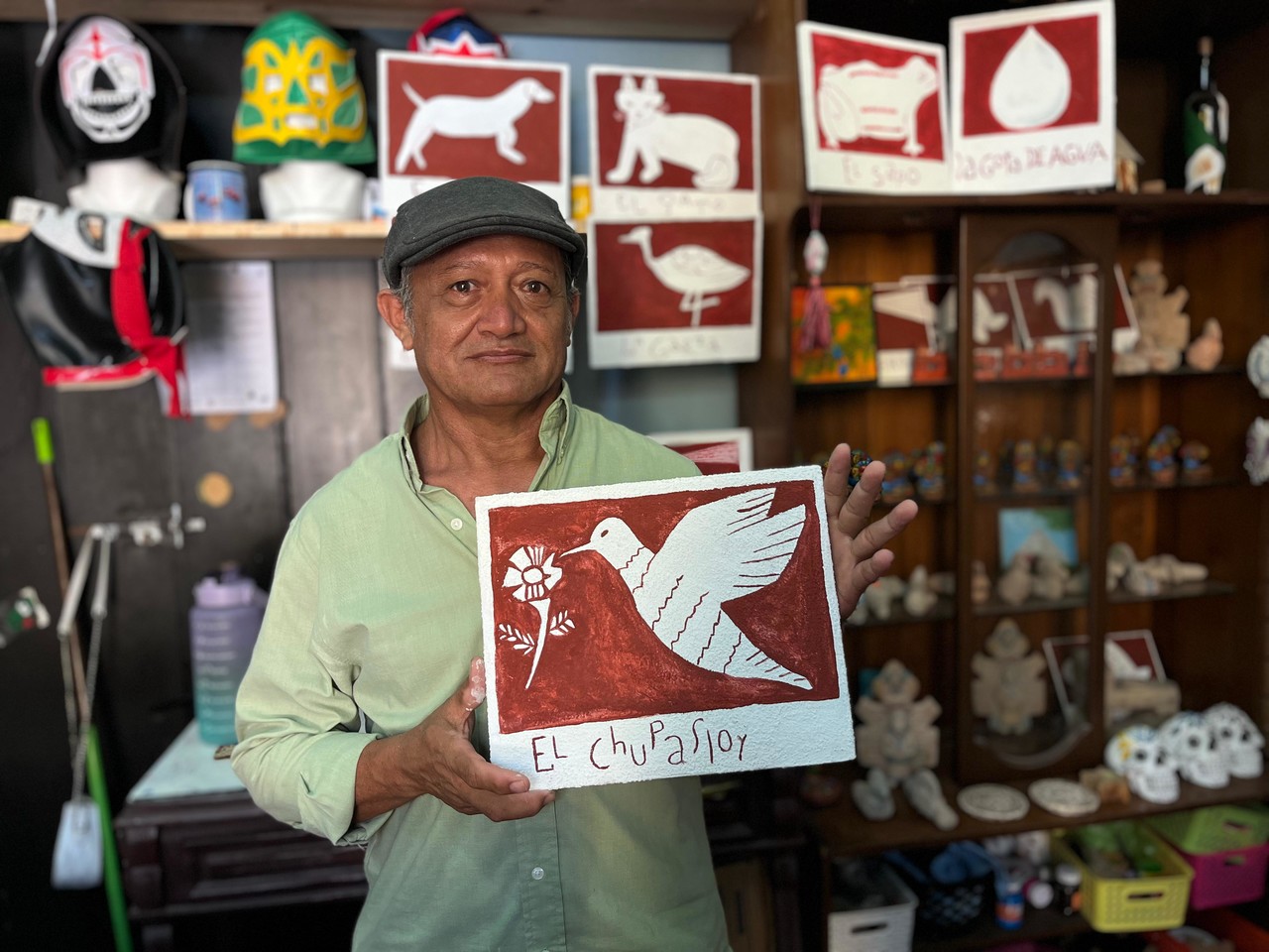 Originario de Sinanché, Yucatán, el artesano  Mario Quiñones Ayala crea réplicas de las placas de las esquinas de Mérida preservando un pedazo del patrimonio cultural de Mérida.- Foto de Irving Gil