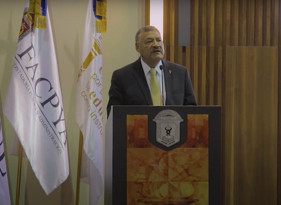 El rector de la UANL, Santos Guzmán López en el discurso de bienvenida para los alumnos de FACPYA. Foto: Facebook Noti Uni.