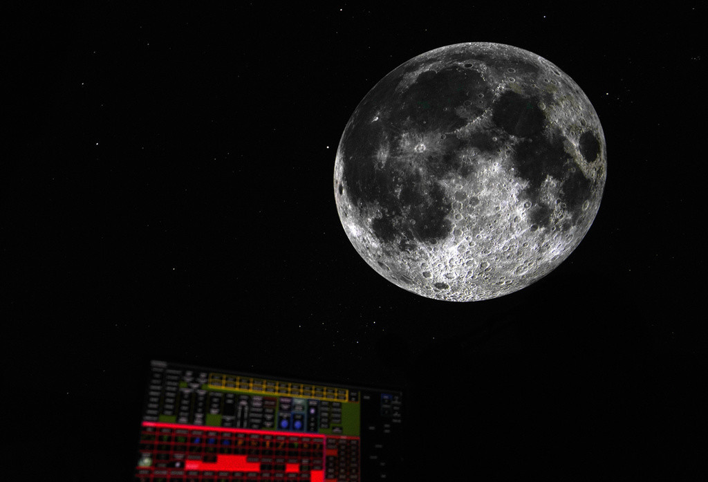 Una imagen de la Luna es proyectada en el Planetario Iziko en Ciudad del Cabo, Sudáfrica, el martes 13 de agosto de 2024, como parte de la Conferencia Mundial de Astronomía. (AP Foto/Nardus Engelbrecht)