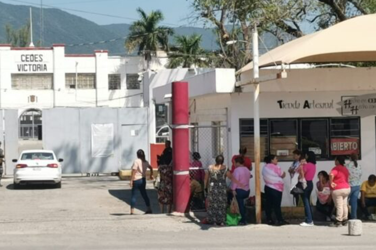 Familias de las personas privadas de su libertad en el CEDES de Victoria a la espera de recibir información oficial. Foto: Ignacio Aceves