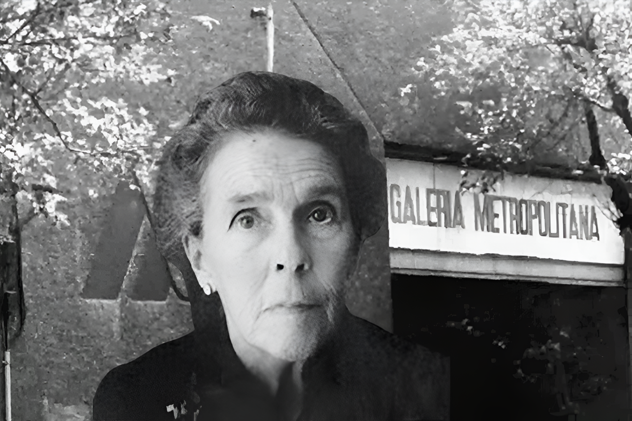 Leonora Carrington y fachada de la Galería Metropolitana.    Foto: Especial