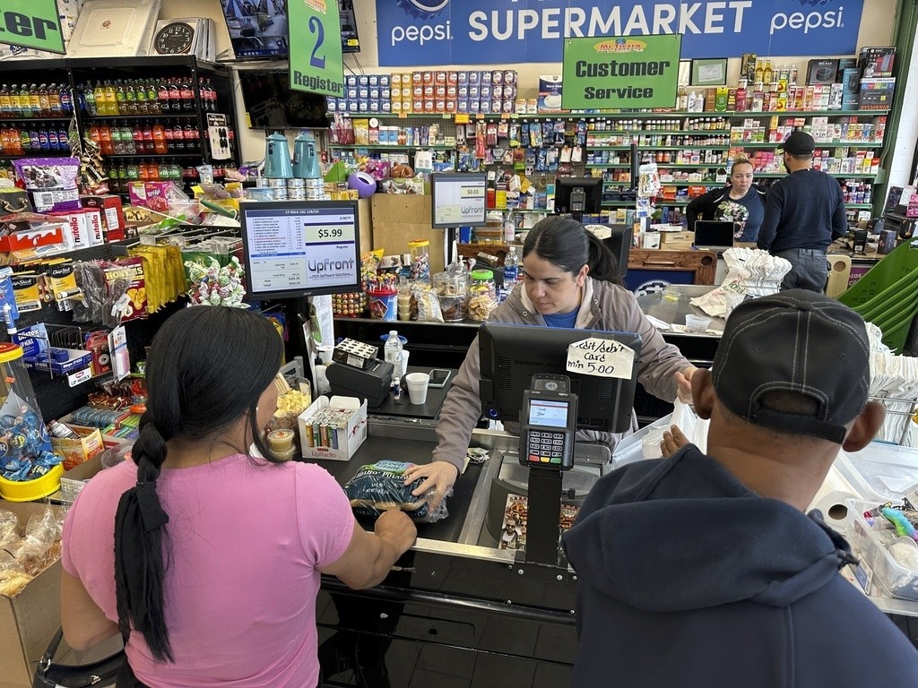 La cajera Rosa Dilone ayuda a los clientes en el supermercado Mi Tierra, el 16 de mayo de 2024, en Hazleton, Pensilvania. (AP Foto/Mark Scolforo, Archivo)