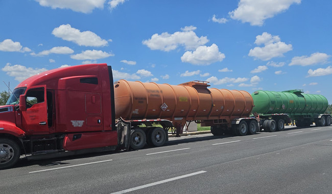 Elementos de la Guardia Nacional (GN) detuvieron a dos individuos que transportaban 70 mil litros de gasolina sin la documentación que acreditara su legal procedencia. Foto: GN