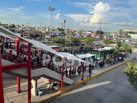 Sufren usuarios largas filas para utilizar el transporte público en Guadalupe