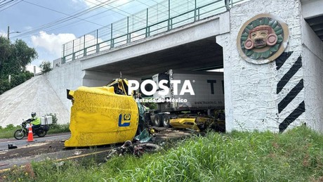 Accidente en autopista México-Pirámides deja tráiler partido en dos