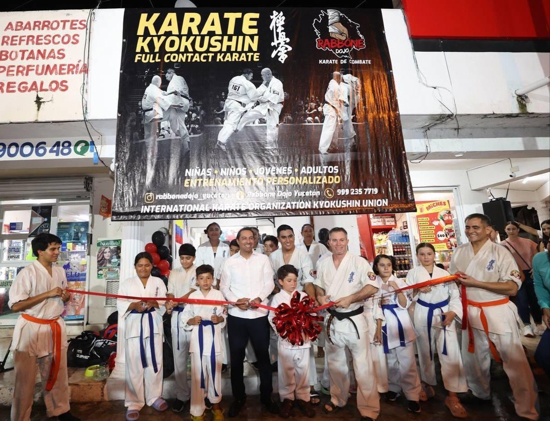 El gobernador Mauricio Vila Dosal acudió la noche del martes a la inauguración del Rabbone Dojo, un nuevo espacio en Mérida para aprender karate.- Foto cortesía