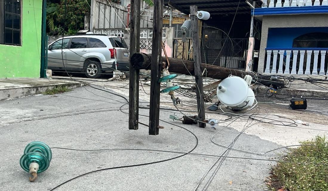 Un poste de la Comisión Federal de Electricidad sucumbió en la calle Huasteca, de la colonia Echeverría de Tampico; cientos de personas están sin servicio. Foto: Axel Hassel