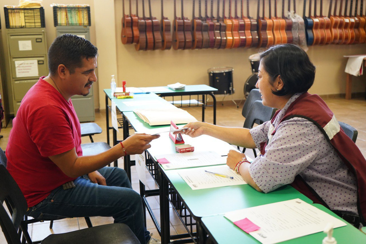 También se imparten clases de canto, coro, y un programa de educación especial.