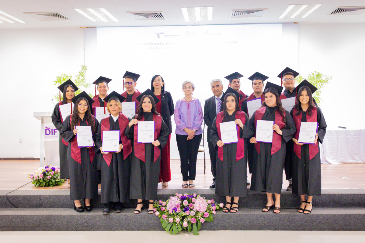 La generación XXI de la licenciatura en Terapia Física llevó el nombre de María de Villarreal, presidenta del DIF Tamaulipas. Foto: Agencia