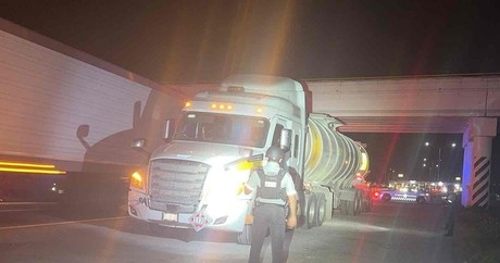 Detienen a conductor de tráiler con 67 mil litros de combustible