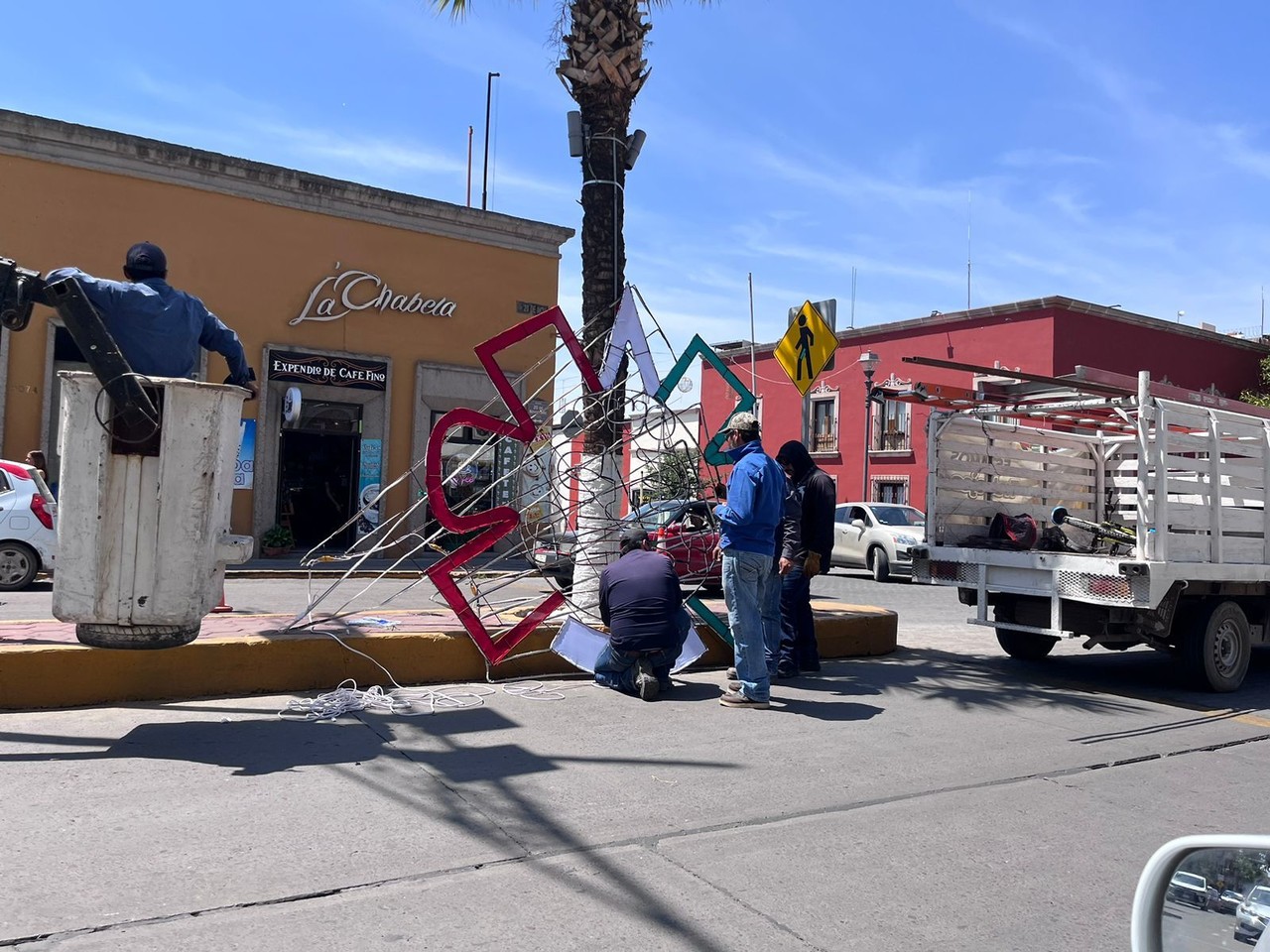 En próximos días, personal de la Dirección de Servicios Públicos Municipales instalará el alumbrado patrio en el Centro Histórico. Foto: Alejandro Ávila.