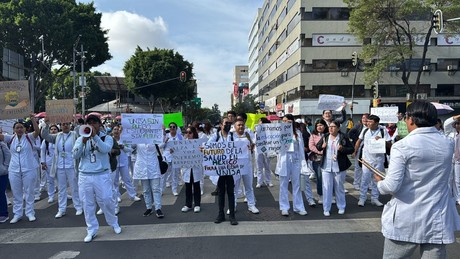 Estudiantes de la Salud cierran Izazaga, exigen solución de pliego petitorio