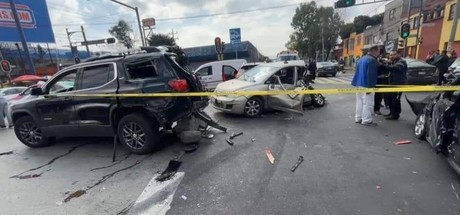 Metrobús impacta a 9 vehículos tras falla mecánica, hay 15 heridos