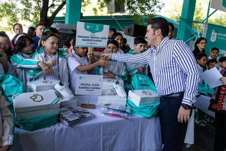 Entrega Samuel apoyos a alumnos de escuelas de tiempo completo