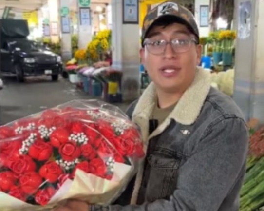 Tiktoker 'El Crilo' con el ramo buchón para su novia. Foto: Infobae.