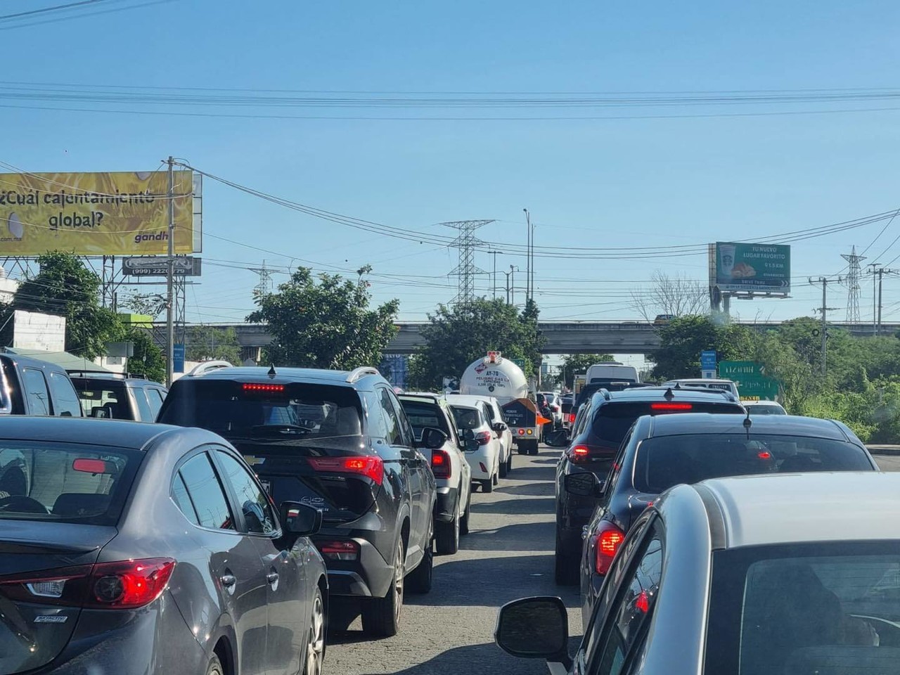 La mañana de este lunes 26 de agosto se registró una intensa movilización vehicular ante el regreso a clases de más de 300 mil alumnos de educación básica.- Foto de ECO Yucatán