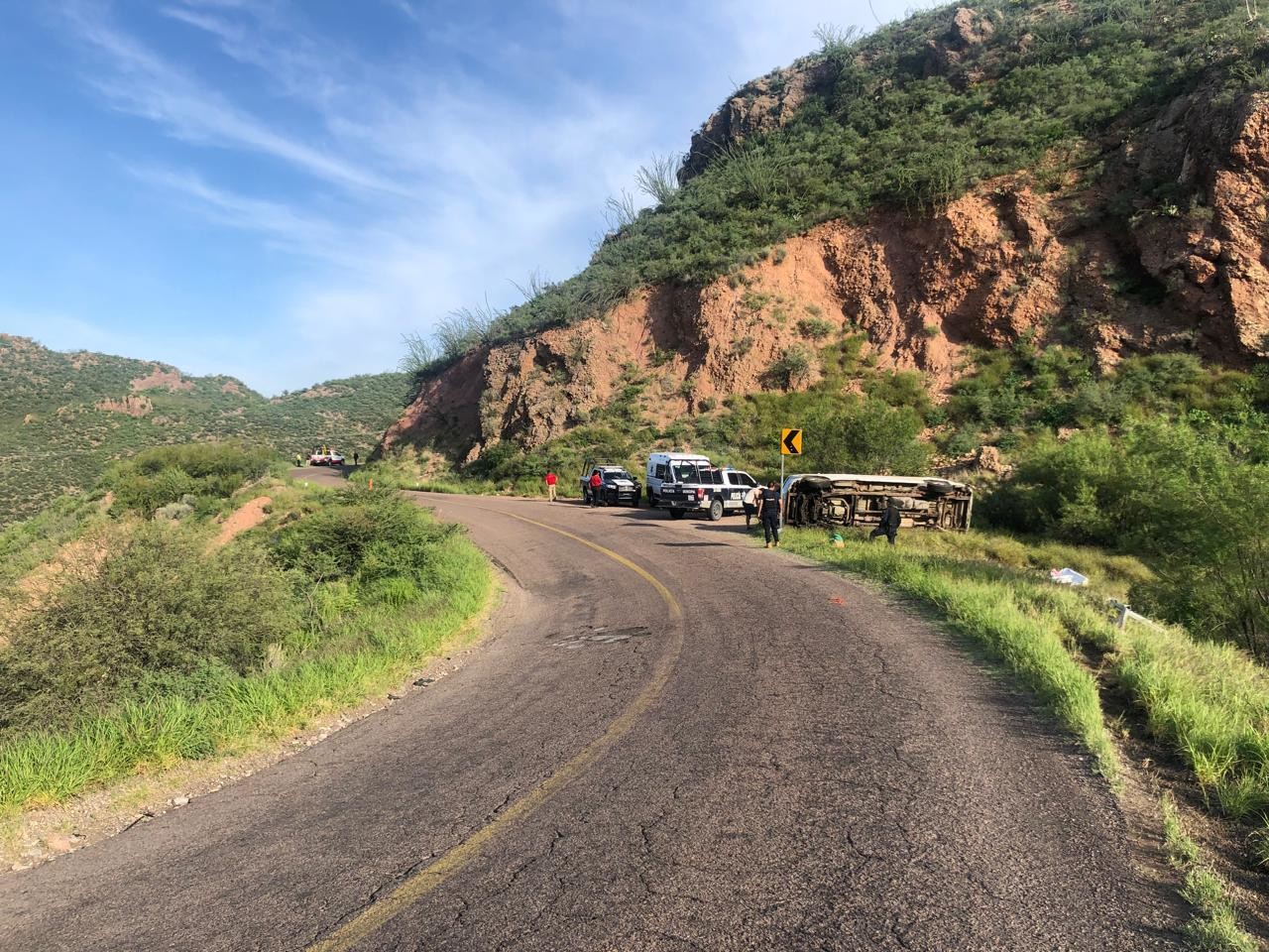 Una familia volcó en la carretera Durango a Parral, en donde una persona murió. Foto: Especial.