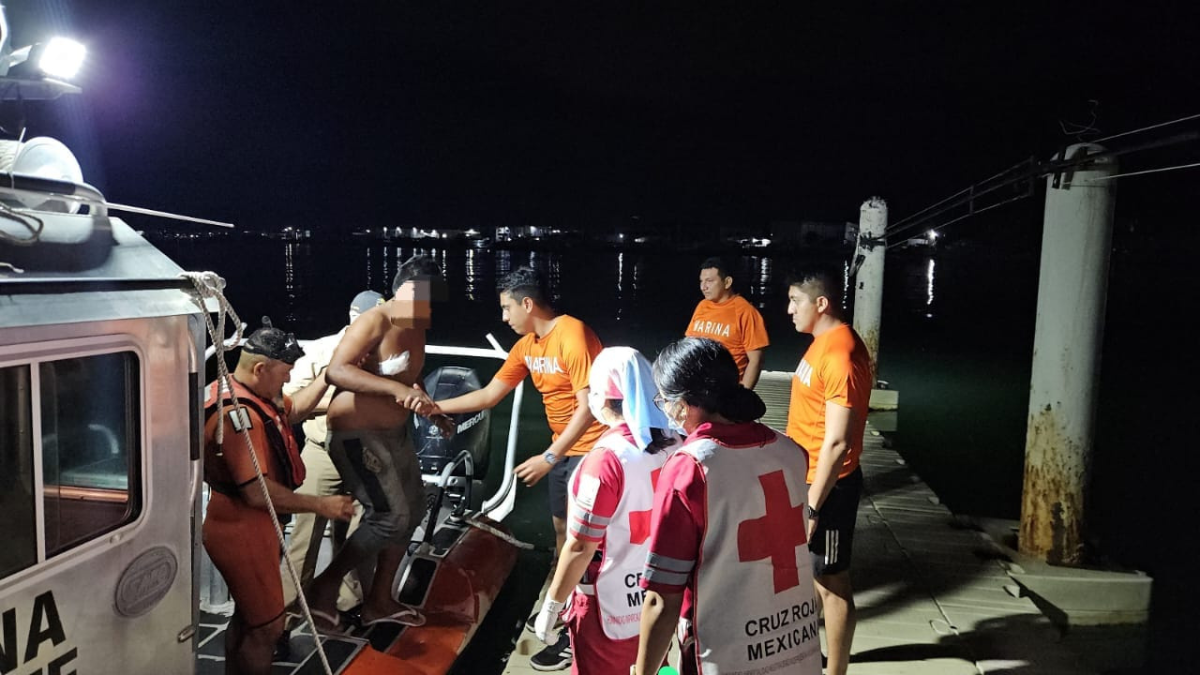 En el puerto ya lo esperan familiares y el dueño del barco Foto: Cortesía