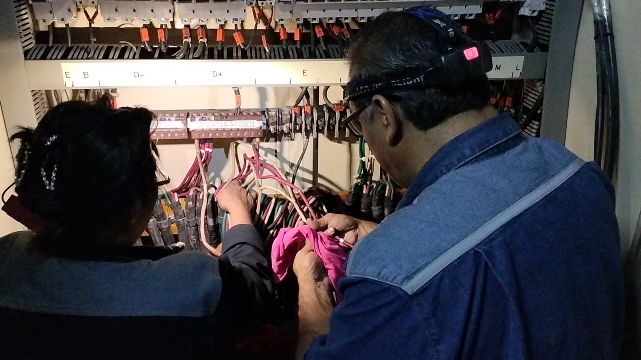 Personal del STC sigue con la instalación de cableado. Foto: @MetroCDMX