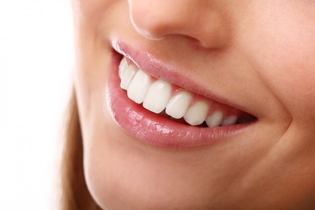 Tres productos naturales te ayudarán a mantener tu sonrisa brillante. Imagen: Freepik