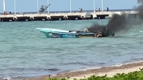 Pescadores de Telchac Puerto queman dos lanchas de pulperos foráneos