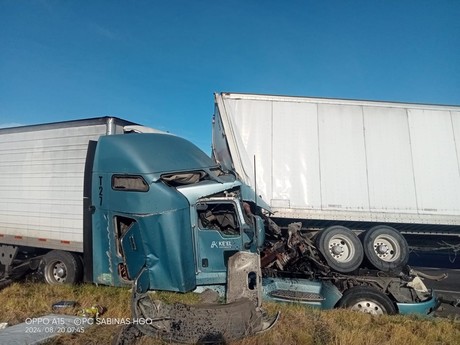 Accidente carretero entre 5 tractocamiones deja 2 lesionados en Sabinas Hidalgo