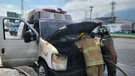 Apagan incendio de ambulancia en Guadalupe (VIDEO)